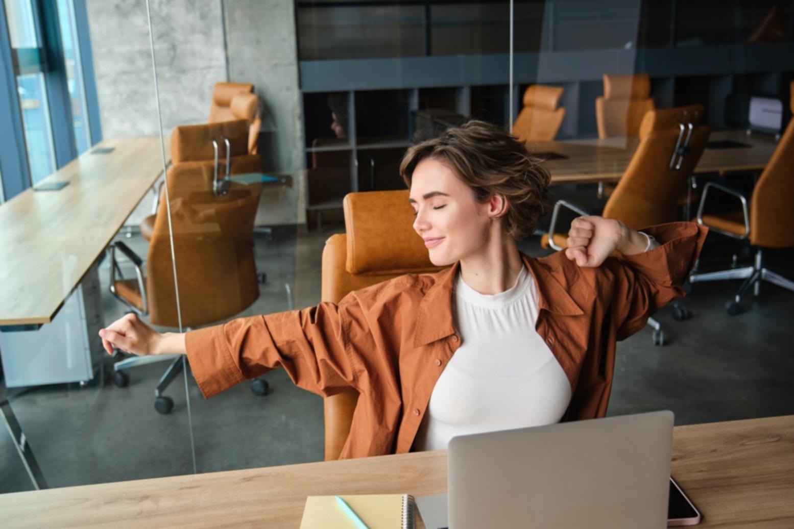 Person arbeitet von zu Hause am Laptop