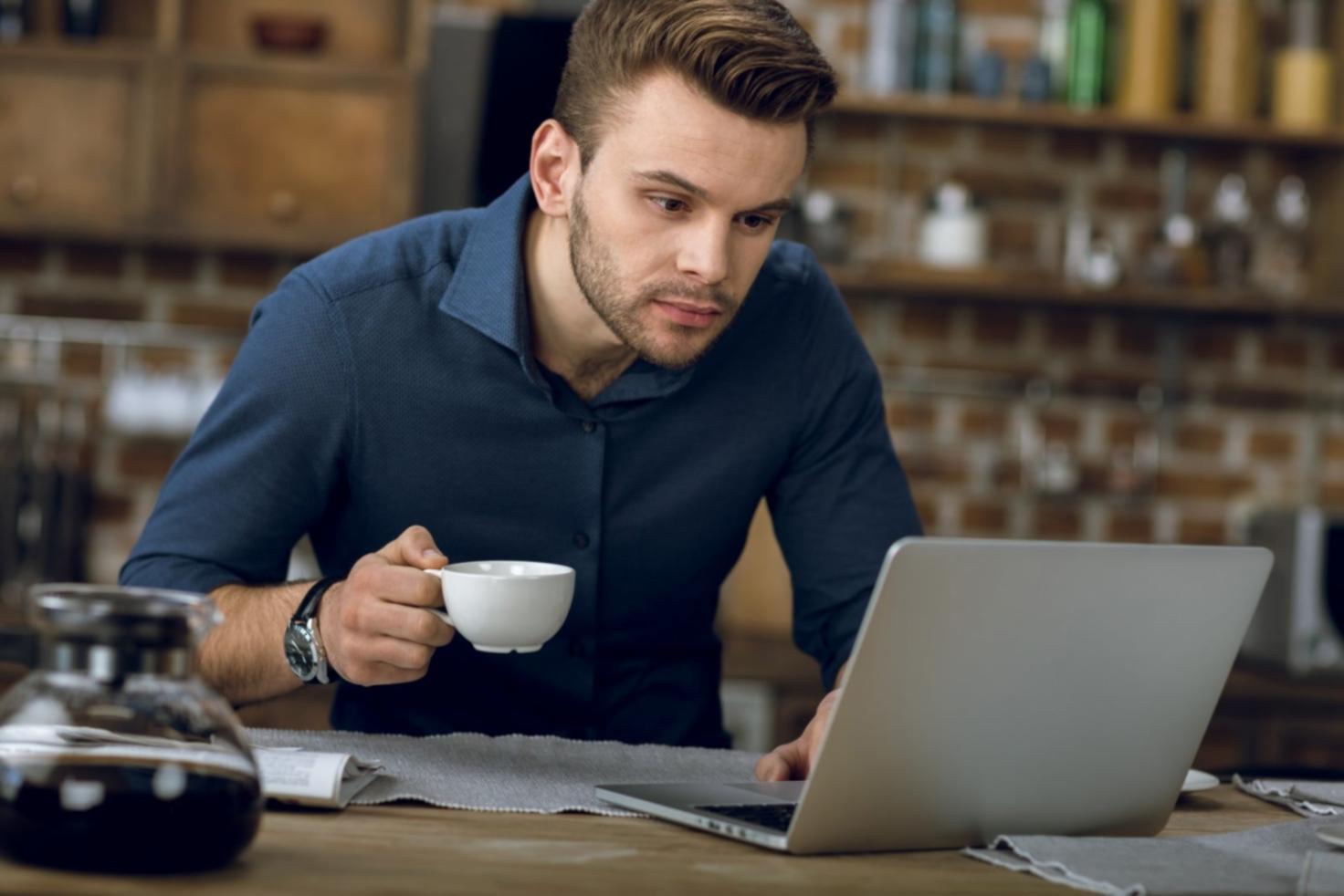 Arbeitsprozess mit Analysetools für Suchmaschinenoptimierung