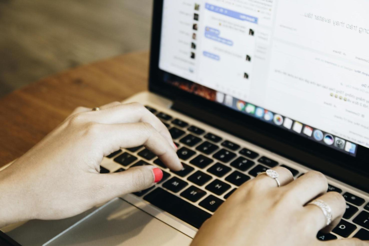 Team bei der Arbeit an SEO Projekten